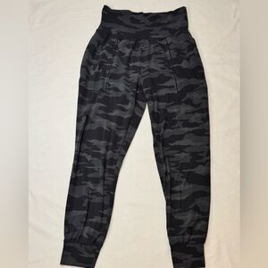 Athleta Salutation Camo Joggers - Women’s Small